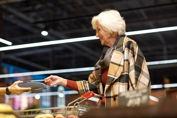 Kant Weergave Portret Van Moderne Senior Vrouw Betalen Met Nfc — Stockfoto