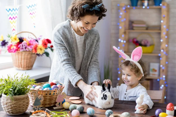 Porträt Einer Glücklichen Jungen Familie Die Hause Ostern Feiert Mutter — Stockfoto