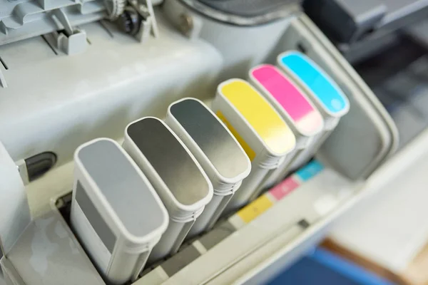 印刷会社や出版社の色マークでプロッター インク タンクのクローズ アップ — ストック写真