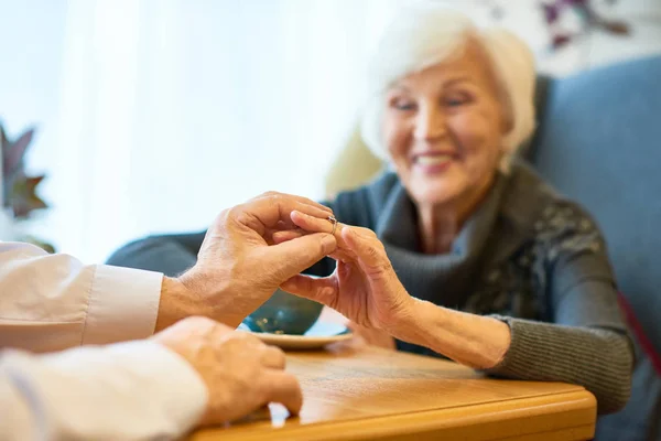 Recibir Regalo Para Aniversario Boda Mujer Mayor Alegre Mirando Anillo — Foto de Stock