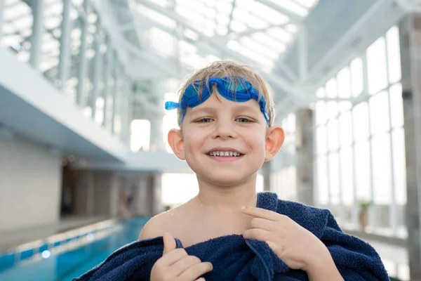 Kopf Und Schultern Porträt Eines Lächelnden Kleinen Jungen Mit Schutzbrille — Stockfoto
