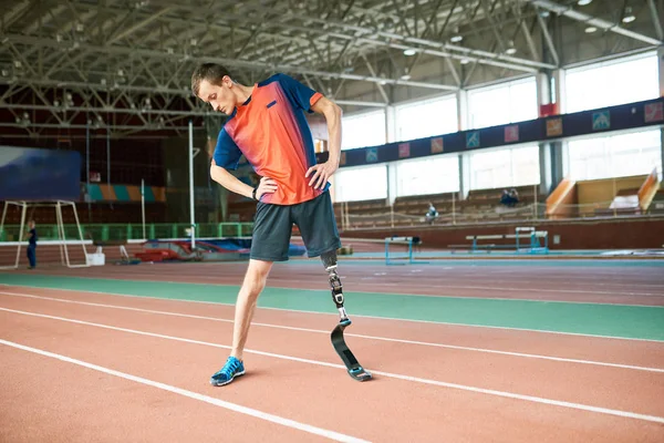 Ganzkörperporträt Eines Jungen Behinderten Sportlers Mit Künstlichem Fuß Beim Aufwärmen — Stockfoto
