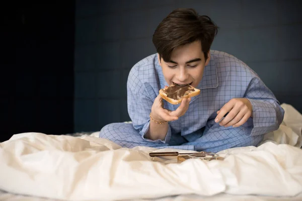Portret Nastoletniego Chłopca Jedzenie Łóżku Późnej Nocy Przekąskę Toast Pasty — Zdjęcie stockowe