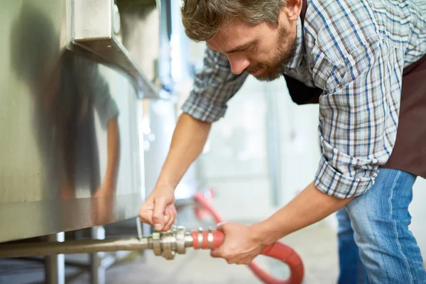 Proceso Trabajo Fábrica Cerveza Moderna Técnico Barbudo Mediana Edad Con — Foto de Stock