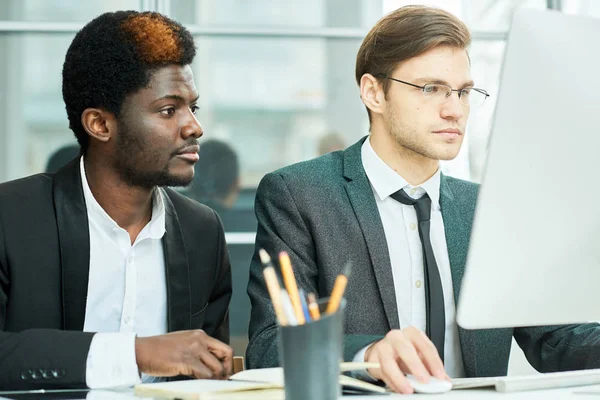 Retrato Dos Hombres Negocios Exitosos Uno Ellos Africano Mirando Pantalla — Foto de Stock