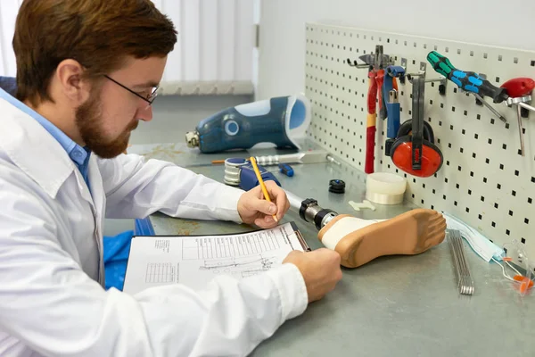 Seitenansicht Porträt Des Technikers Für Bartprothesen Der Schreibtisch Büro Beinprothesen — Stockfoto