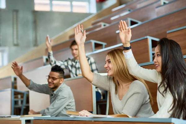 Multietnisk Grupp Elever Sitter Separata Tabeller Föreläsningssal Moderna College Och — Stockfoto