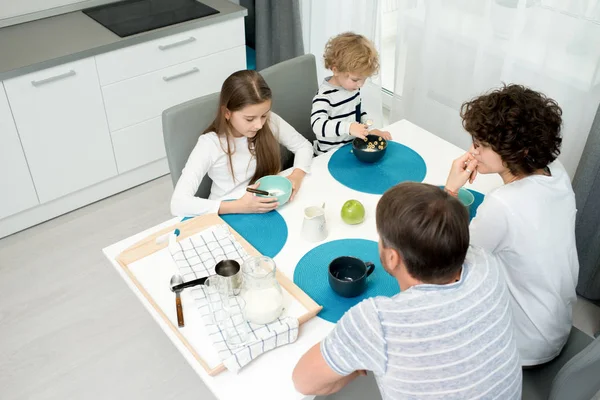 Vista Ángulo Alto Amorosa Familia Cuatro Pijamas Sentados Mesa Cocina —  Fotos de Stock