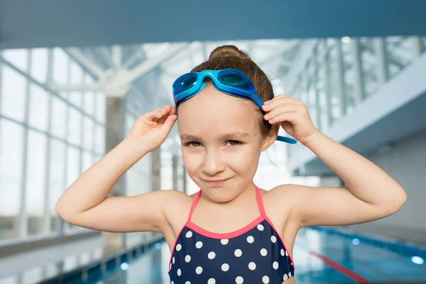 Nettes Kleines Mädchen Badeanzug Und Brille Posiert Für Fotos Während — Stockfoto