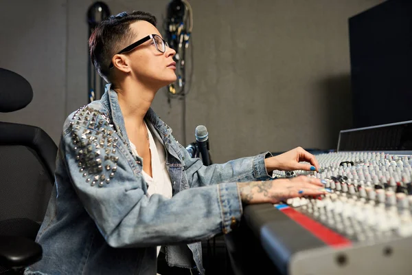 Concentrated Confident Hipster Female Sound Designer Eyeglasses Using Mixing Desk — Stock Photo, Image