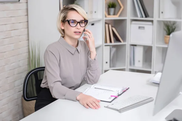 Porträt Der Blonden Erfolgreichen Geschäftsfrau Die Handy Schreibtisch Modernen Büro — Stockfoto