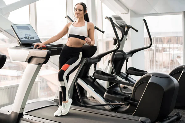 Retrato Larga Duración Joven Forma Posando Pie Cinta Correr Gimnasio — Foto de Stock