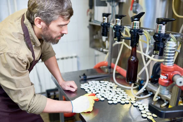 Vista Perfil Del Trabajador Barbudo Concentrado Vigilando Equipo Embotellado Cerveza — Foto de Stock