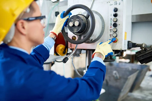 Retrato Vista Posterior Del Trabajador Femenino Fábrica Presionando Botones Panel — Foto de Stock