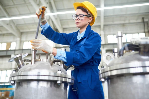 Porträtt Modern Ung Kvinna Som Bär Hardhat Och Enhetlig Arbetar — Stockfoto