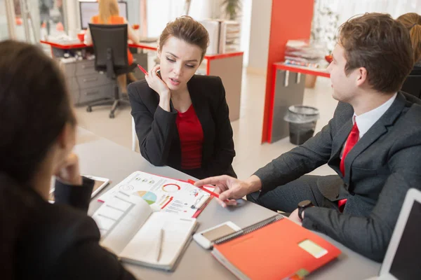 Porträtt Tre Affärsmän Diskutera Marknadsföring Statistikrapporter Med Data Grafer Mötet — Stockfoto