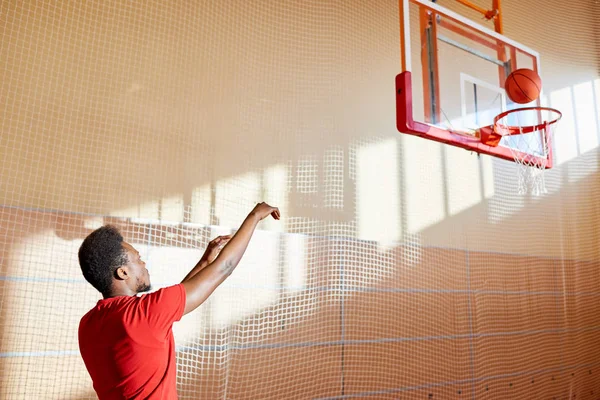 Serious Confidente Joven Afroamericano Lanzando Pelota Canasta Mientras Juega Baloncesto — Foto de Stock