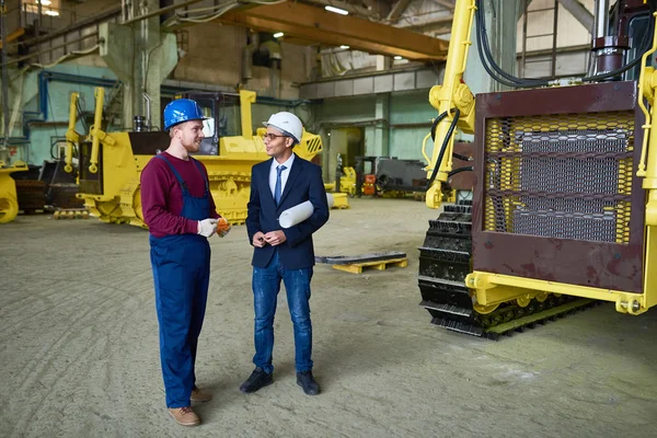 Leende Ung Tekniker Bär Övergripande Och Hardhat Dela Idéer Med — Stockfoto