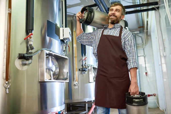 Alegre Cervecero Masculino Guapo Seguro Con Barba Usando Delantal Que — Foto de Stock