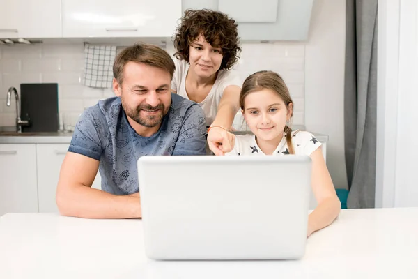 Retrato Família Jovem Feliz Assistindo Vídeos Laptop Sentado Mesa Cozinha — Fotografia de Stock