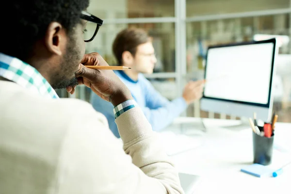 Back Weergave Portret Van Afro Amerikaanse Man Luisteren Naar Collega — Stockfoto