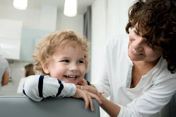 Retrato Jovem Mãe Brincando Com Filhinho Bonito Sorrindo Feliz Aproveitando — Fotografia de Stock