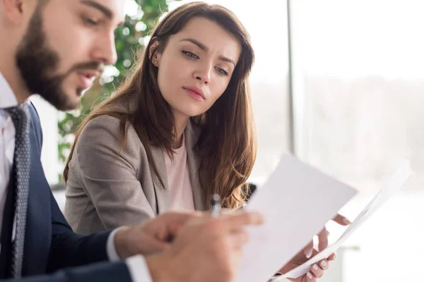 Porträtt Två Moderna Människor Diskutera Dokument Office Fokus Vacker Ung — Stockfoto