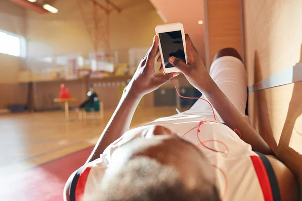 Cansado Jugador Baloncesto Africano Espera Entrenamiento Relajarse Banco Disfrutando Música — Foto de Stock