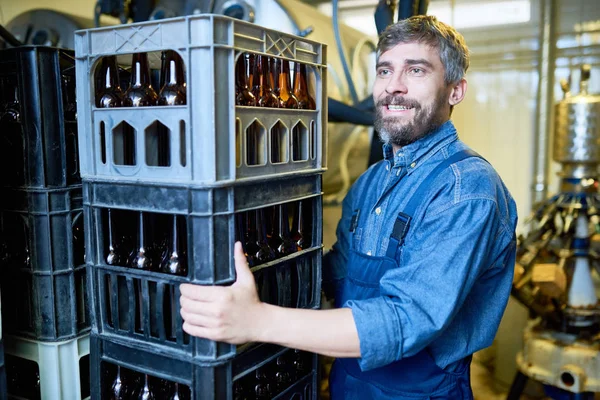 Alegre Positivo Guapo Mediana Edad Con Barba Mantener Pila Cajas —  Fotos de Stock