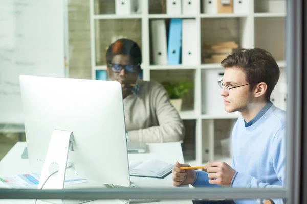 Retrato Dos Jóvenes Desarrolladores Web Uno Ellos Africano Trabajando Proyecto — Foto de Stock