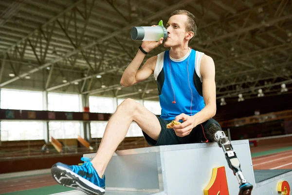 Retrato Larga Duración Del Joven Atleta Amputado Tomando Descanso Práctica — Foto de Stock