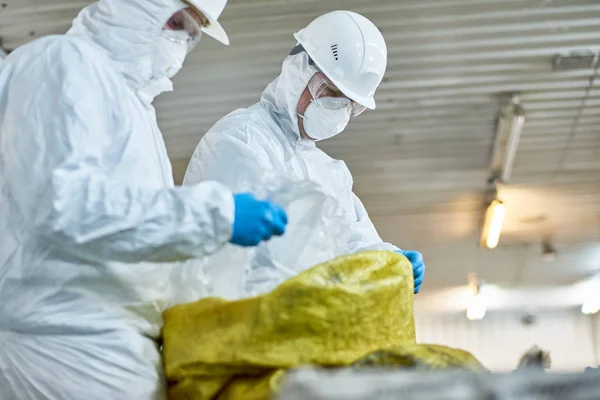 Samping Tampilan Potret Dua Pekerja Mengenakan Pakaian Biohazard Bekerja Pabrik — Stok Foto