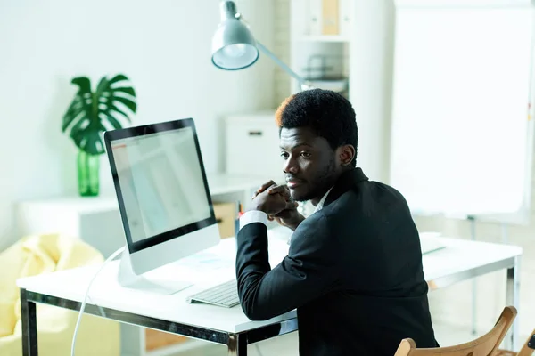 Modern Ofis Uzak Ikindilerde Seyir Elleriyle Masasında Oturan Başarılı Afrikalı — Stok fotoğraf
