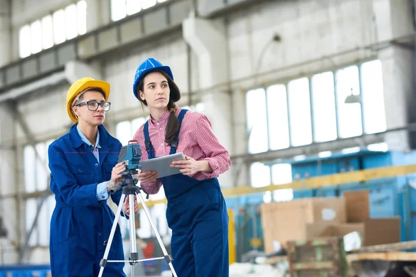 Porträtt Två Moderna Unga Kvinnor Som Bär Hardhats Ställa Optisk — Stockfoto