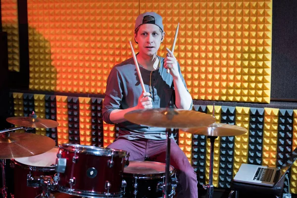 Retrato Joven Tocando Batería Actuando Estudio Grabación Tenue Mientras Hacía — Foto de Stock