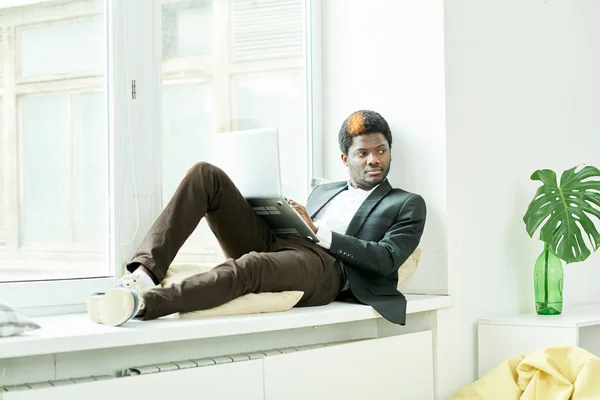Ολόσωμο Πορτρέτο Του Νέους Αφρική Αμερικανικός Επιχειρηματίας Χαλάρωσης Που Βρίσκεται — Φωτογραφία Αρχείου
