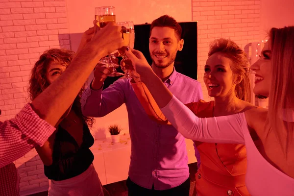 Groep Van Gelukkige Jonge Mensen Verhogen Van Glazen Roosteren Hoewel — Stockfoto