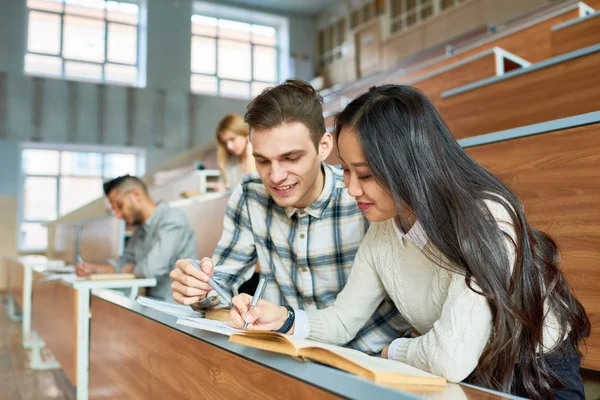 Porträt Zweier Gut Gelaunter Studenten Schreibtisch Hörsaal Des Modernen College — Stockfoto