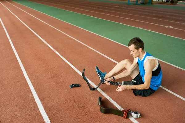 Alto Ángulo Amputado Joven Atleta Fijación Pierna Protésica Sentado Pista — Foto de Stock