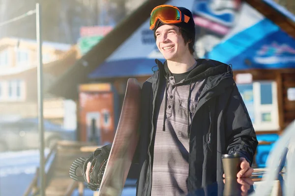 Retrato Jovem Snowboarder Moderno Sorrindo Feliz Desfrutando Dia Ensolarado Inverno — Fotografia de Stock