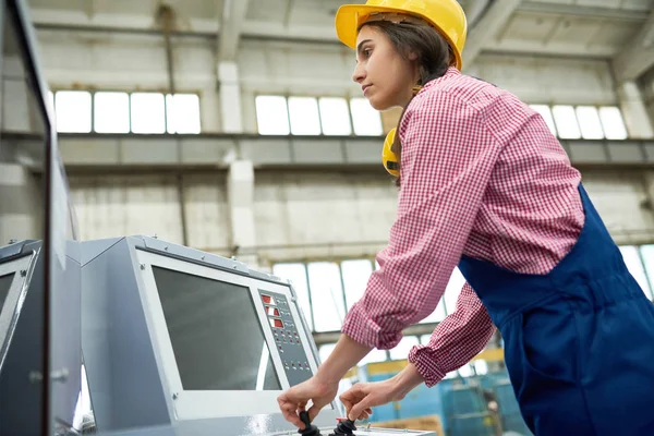 제어판의 시스템 장치에 Hardhat 작업을 여자의 초상화 — 스톡 사진