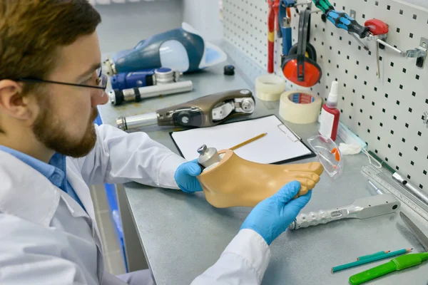 Kant Weergave Portret Van Jonge Dokter Houden Van Kunstmatige Voet — Stockfoto