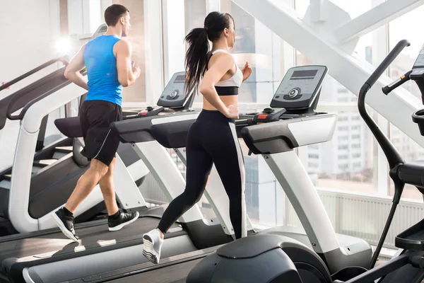 Vista Trasera Dos Jóvenes Forma Hombre Mujer Corriendo Las Cintas — Foto de Stock