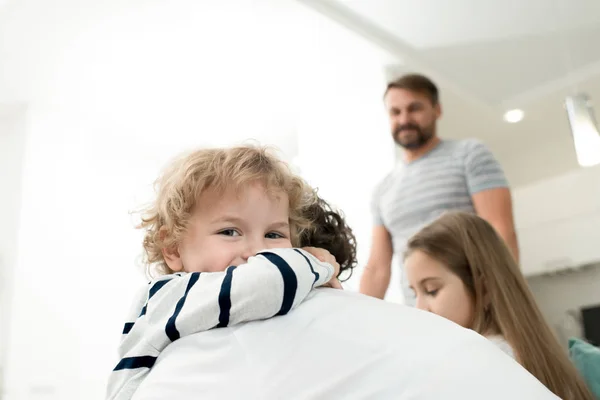 Retrato Adorável Menino Sorrindo Feliz Abraçar Mãe Com Resto Família — Fotografia de Stock