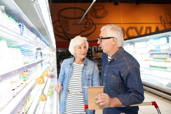 Portrét Moderní Senior Páru Pohotovosti Mléčné Ostrov Supermarketu Výběr Mléka — Stock fotografie