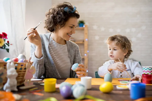 Retrato Una Joven Feliz Pintando Huevos Pascua Con Adorable Hijito — Foto de Stock
