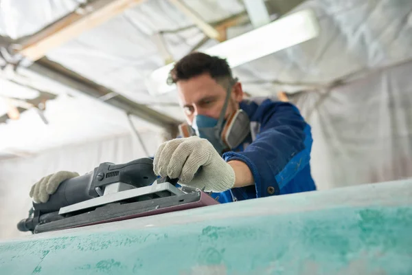Porträtt Arbetstagaren Bär Andningsskydd Reparera Båten Yacht Workshop Med Elektrisk — Stockfoto