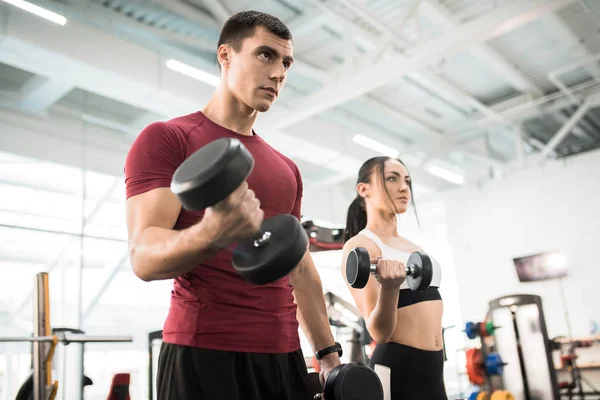 Niedrigwinkel Porträt Des Sportlichen Paartrainings Mit Kurzhanteln Modernen Fitnessstudio Fokus — Stockfoto