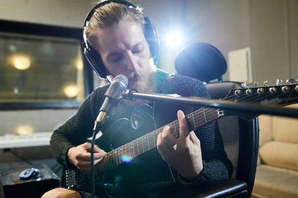 Ernstige Creatieve Hipster Muzikant Hoofdtelefoons Spelen Gitaar Zingen Lied Tijdens — Stockfoto