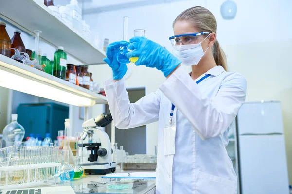 Retrato Una Guapa Científica Usando Máscara Protectora Trabajando Con Tubos — Foto de Stock